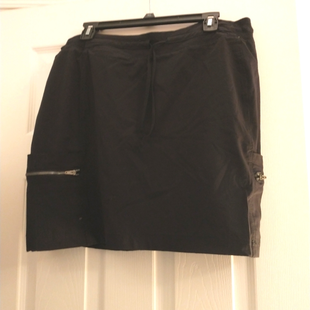 Black skort